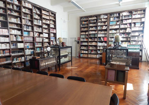 Biblioteca della sede di Via Veronese