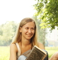 Studentessa seduta con un libro in mano